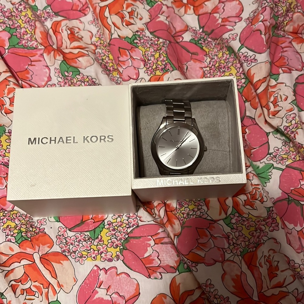 Brand new Michael Kors watch never been worn very well made and very beautiful